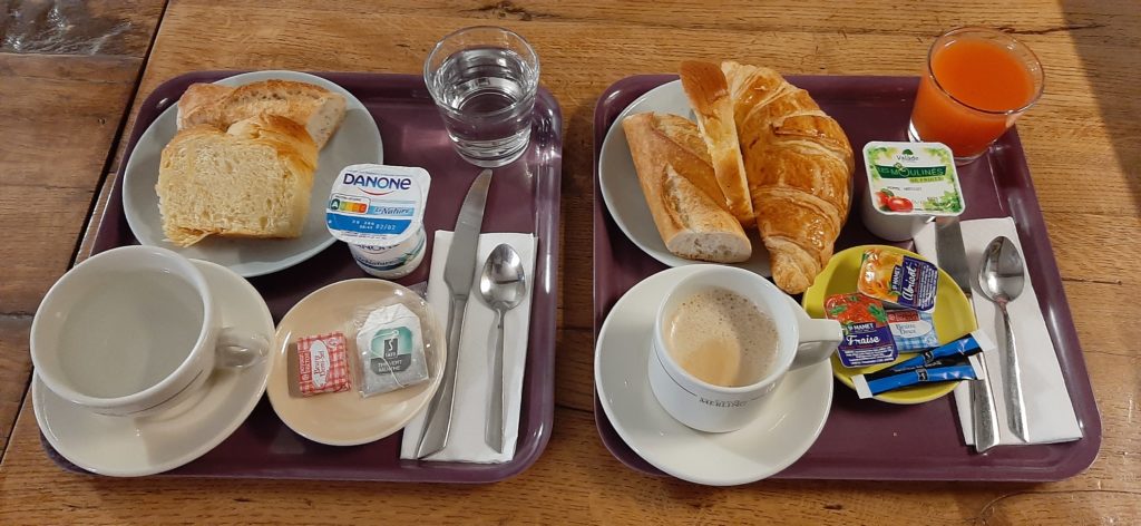 Petit déjeuner service en chambre hôtel à Cholet